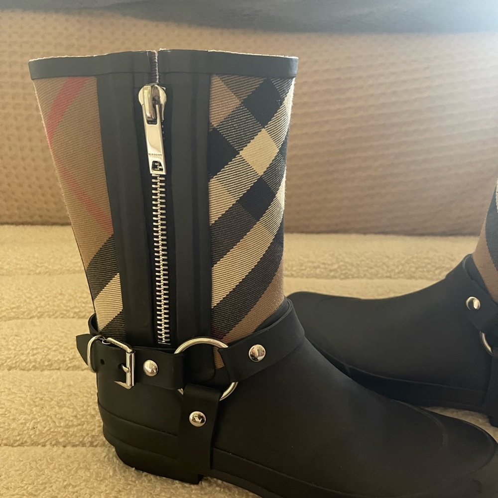 Burberry London Rubber Mid-Calf Rain Boots
Black
Plaid Print
Canvas Trim